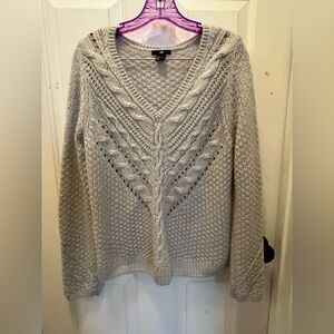 LIKE NEW H&M Women’s Gray V-Neck Sweater - Sz Medium